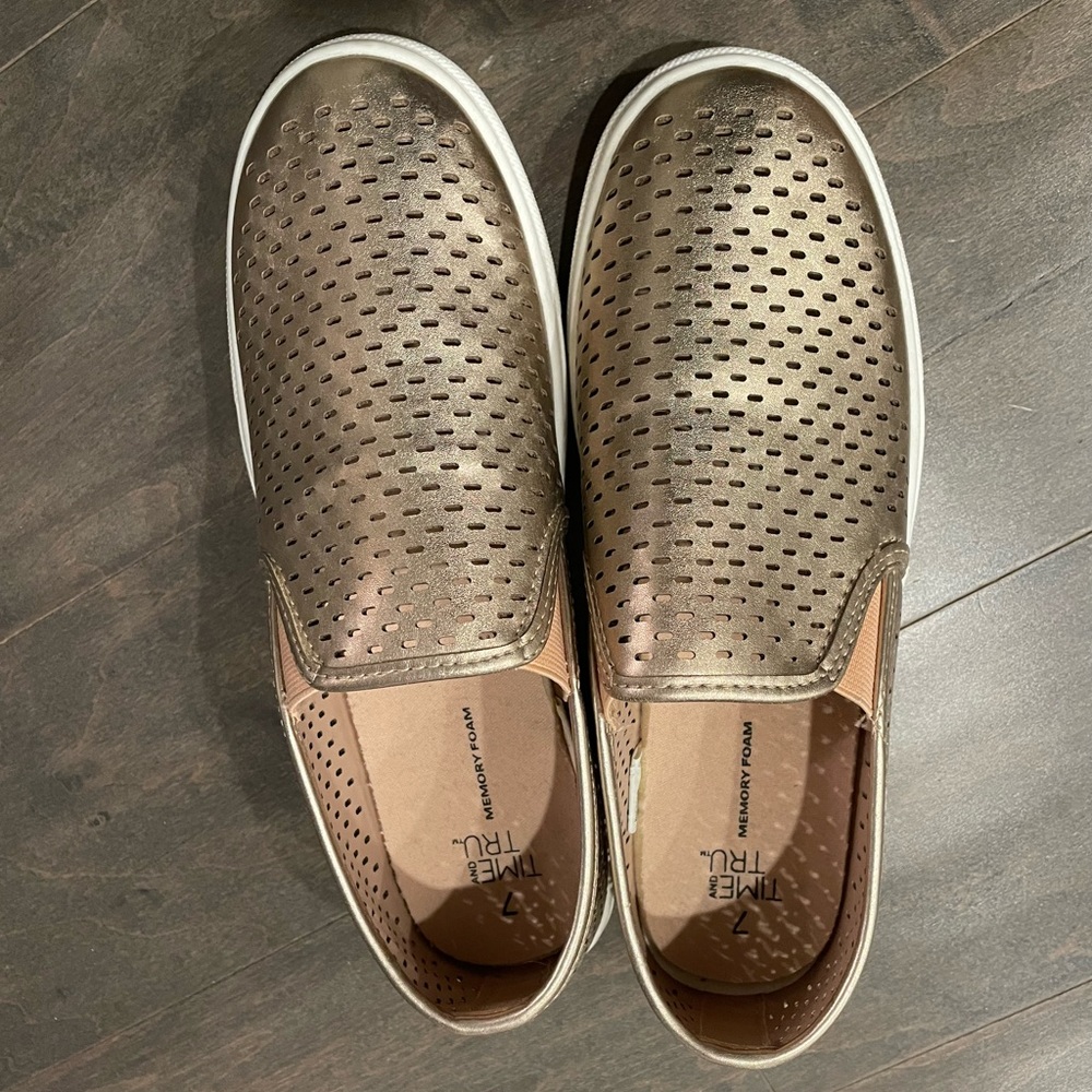 Slip on tennis shoes